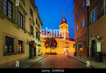 Blick von der Świętojańska Straße im Stadtteil Stare Miasto (Warschauer Altstadt) auf das Königsschloss - Zamek Królewski Stockfoto