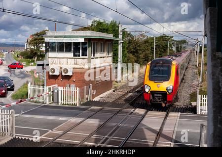 Virgin Züge der Klasse 221 voyager fahren an der geschlossenen Signalbox am Bahnübergang HEST Bank an der Hauptlinie der Westküste in Lancashire vorbei Stockfoto