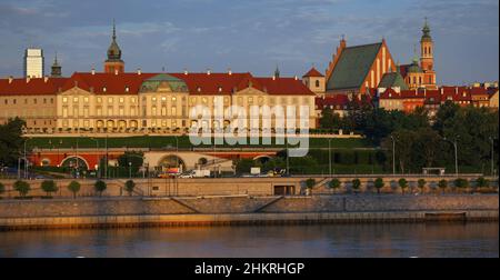 Warszawa, Königliches Schloss - Zamek Krolewski Ostbarocke façade von der Śląsko-Dąbrowski-Brücke aus gesehen. Stockfoto