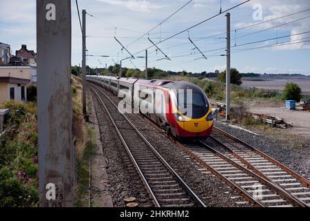 Virgin Züge der Baureihe 390 Alstom Pendolino fahren auf der Hauptlinie der Westküste an der HEST Bank vorbei Stockfoto