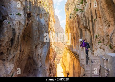 Touristenfrau in El Caminito del Rey Touristenattraktion Malaga, Spanien Stockfoto