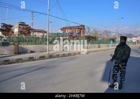 Srinagar, Indien. 05th. Februar 2022. Ein paramilitärischer Truppler ist während einer Wochenendsperre, die von den Behörden nach dem Anstieg der Coronavirus-Fälle in Srinagar verhängt wurde, alarmiert.Jammu & Kashmir meldeten 1606 neue Coronavirus-Fälle, während vier Personen in den letzten 24 Stunden dem Virus erlegen waren. Unterdessen meldete Indien am Samstag 1, 27.952 neue Fälle und 1059 Todesfälle. Kredit: SOPA Images Limited/Alamy Live Nachrichten Stockfoto