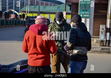 Srinagar, Indien. 05th. Februar 2022. Ein Polizist überprüft die Personalausweise der Bewohner während einer Wochenendsperre, die von den Behörden nach dem Anstieg der Coronavirus-Fälle in Srinagar verhängt wurde.Jammu & Kashmir meldeten 1606 neue Coronavirus-Fälle, während vier Personen in den letzten 24 Stunden dem Virus erlegen waren. Unterdessen meldete Indien am Samstag 1, 27.952 neue Fälle und 1059 Todesfälle. Kredit: SOPA Images Limited/Alamy Live Nachrichten Stockfoto