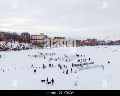 Luftaufnahme über dem gefrorenen Lake Mendota, anlässlich des Frozen Assets Festival, Madison, Wisconsin, USA. Stockfoto