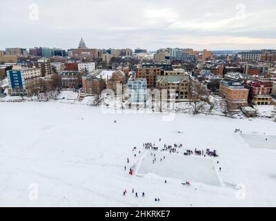 Luftaufnahme über dem gefrorenen Lake Mendota, anlässlich des Frozen Assets Festival, Madison, Wisconsin, USA. Stockfoto