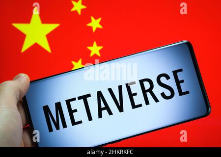 METAVERSE in China Konzept. Metaverse Wort auf Smartphone und chinesische Flagge auf dem unscharfen Hintergrund gesehen. Stockfoto