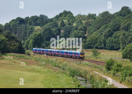 6 Wagen erster TransPennine Express Siemens-Zug der Baureihe 185, der durch die Landschaft von Lostock, Lancashire, fährt Stockfoto