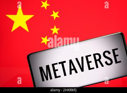 METAVERSE in China Konzept. Metaverse Wort auf Smartphone und chinesische Flagge auf dem unscharfen Hintergrund gesehen. Stockfoto