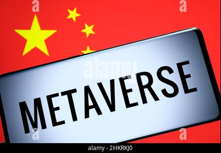 METAVERSE in China Konzept. Metaverse Wort auf Smartphone und chinesische Flagge auf dem unscharfen Hintergrund gesehen. Stockfoto