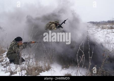 Obuchiv, Ukraine. 5th. Februar 2022. Eine Rauchbombe geht los, während zivile Freiwillige der Obuchiv-Zivilschutztruppe gemeinsam trainieren, um sich auf eine mögliche russische Invasion vorzubereiten. (Bild: © Bryan Smith/ZUMA Press Wire) Stockfoto