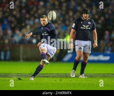 5th. Februar 2022: Guinness Six Nations 2022, Schottlands Finn Russell tritt eine Strafe während des Spiels Schottland gegen England Kalkutta Cup im BT Murrayfield Stadium. Edinburgh. Schottland, Großbritannien. Quelle: Ian Rutherford Alamy Live News. Stockfoto