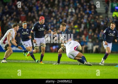 5th. Februar 2022: Guinness Six Nations 2022, ScotlandÕs Matt Fagerson wird von EnglandÕs Kyle Sinckler während des Calcutta Cup-Spiels Schottland gegen England im BT Murrayfield Stadium getackt. Edinburgh. Schottland, Großbritannien. Quelle: Ian Rutherford Alamy Live News. Stockfoto