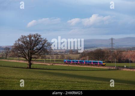 Erster Kelios TransPennine Express Siemens Desiro Class 185 Dieselzug 185140 auf der elektrifizierten Hauptlinie der Westküste, die die Landschaft von Cumbria durchquert Stockfoto