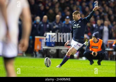 5th. Februar 2022: Guinness Six Nations 2022, ScotlandÕs Finn Russell tritt eine Strafe während des Spiels Schottland gegen England Kalkutta Cup im BT Murrayfield Stadium. Edinburgh. Schottland, Großbritannien. Quelle: Ian Rutherford Alamy Live News. Stockfoto