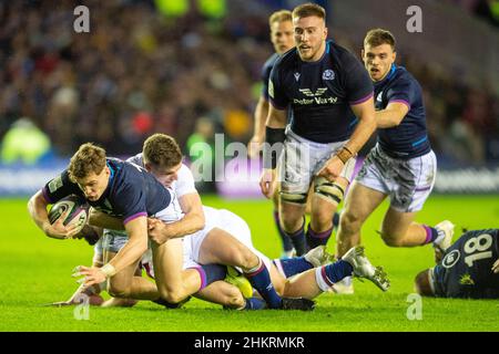 5th. Februar 2022: Guinness Six Nations 2022, ScotlandÕs Darcy Graham wird von EnglandÕs George Ford während des Spiels des Scotland gegen England Calcutta Cup im BT Murrayfield Stadium getackt. Edinburgh. Schottland, Großbritannien. Quelle: Ian Rutherford Alamy Live News. Stockfoto