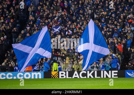 5th. Februar 2022: Guinness Six Nations 2022, Saltyre-Flaggen werden nach der letzten Pfeife während des Spiels Schottland gegen England Calcutta Cup im BT Murrayfield Stadium gewunken. Edinburgh. Schottland, Großbritannien. Quelle: Ian Rutherford Alamy Live News. Stockfoto