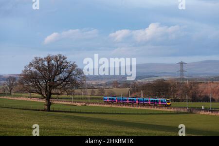 Erster Kelios TransPennine Express Siemens Desiro Class 185 Dieselzug 185140 auf der elektrifizierten Hauptlinie der Westküste, die die Landschaft von Cumbria durchquert Stockfoto