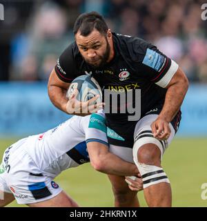 LONDON, GROSSBRITANNIEN. 05th, Februar 2022. Billy Vunipola aus Saracens wird während des Gallagher Premiership Rugby-Spiels zwischen Saracens und Bath Rugby am Samstag, den 05. Februar 2022, im StoneX Stadium angegangen. LONDON, ENGLAND. Kredit: Taka Wu/Alamy Live Nachrichten Stockfoto