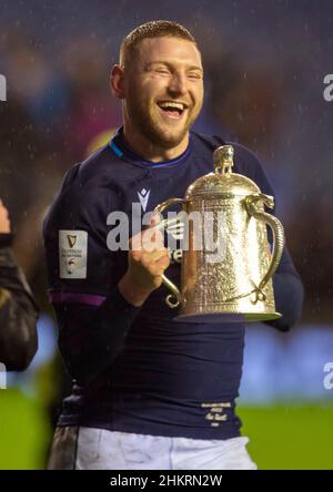 5th. Februar 2022: Guinness Six Nations 2022, Schottlands Finn Russell feiert mit dem Calcutta Cup nach dem Calcutta Cup-Spiel Schottland gegen England im BT Murrayfield Stadium. Edinburgh. Schottland, Großbritannien. Quelle: Ian Rutherford Alamy Live News. Stockfoto