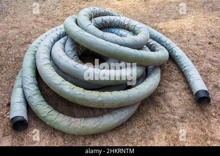Dickes Wellrohr, für eine Kanalgrube, Abpumpen von Abwasser, Wasserabfluss. Stockfoto