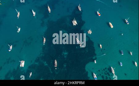 Luftbild, blaues Meer, Segelboote und Yachten in der Bucht, am Strand Platja den Repic, Sóller, Mallorca, Balearen, Spanien, Am Hafen von Sólle Stockfoto