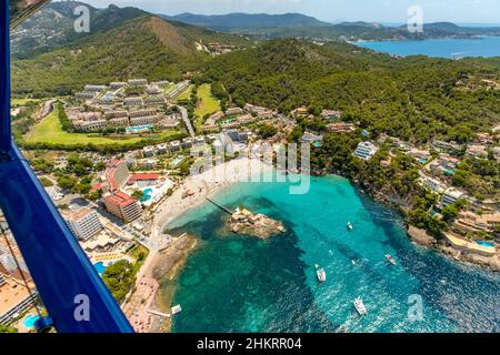 Luftbild, Restaurant Illeta auf kleiner Insel mit Steg am Strand Platja de Camp de Mar, es Camp de Mar, Andratx, Mallorca, Balearen, Spa Stockfoto