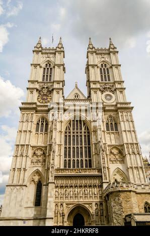 Fassade der Westminster Abbey, ikonische gotische Kirche und eines der bemerkenswertesten religiösen Gebäude des Vereinigten Königreichs, London, Großbritannien Stockfoto