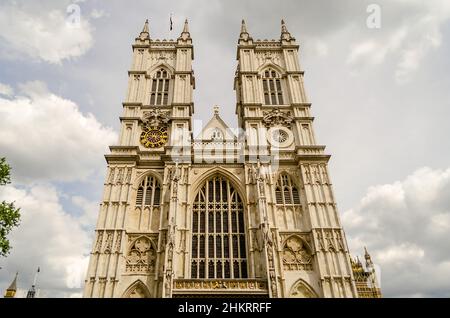 Fassade der Westminster Abbey, ikonische gotische Kirche und eines der bemerkenswertesten religiösen Gebäude des Vereinigten Königreichs, London, Großbritannien Stockfoto