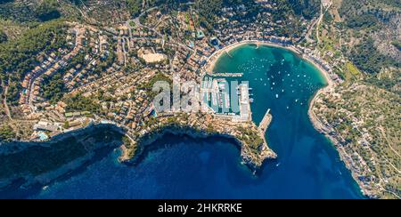 Luftaufnahme, Port de Sóller, Port of Sóller, Leuchttürme Far de Bufador und Far de Sa Creu am Hafeneingang, Sóller, Mallorca, Balearen Stockfoto