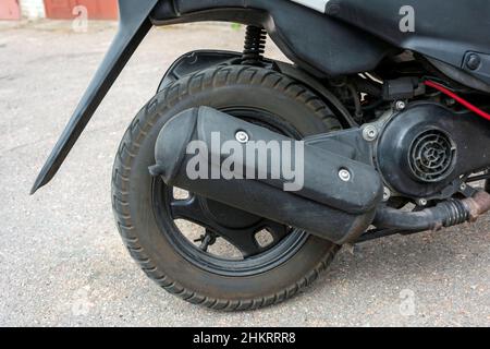 Roller Hinterrad, Auspuffrohr, Roller Hinterradaufhängung. Stockfoto