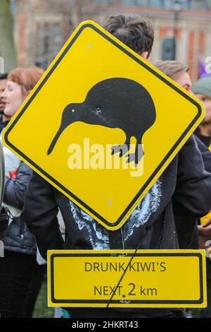 London, Großbritannien. 5th. Februar 2021. Neuseeländer und Freunde feiern den Waitangi Day, den Nationalfeiertag Neuseelands, auf dem Parliament Square mit einem Haka, dem zeremoniellen Tanz und viel Spaß, gefolgt von ihrer jährlichen Kneipentour im Zentrum von London. Kredit: Imageplotter/Alamy Live Nachrichten Stockfoto