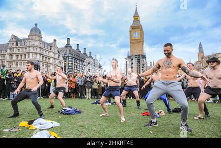 London, Großbritannien. 5th. Februar 2021. Neuseeländer und Freunde feiern den Waitangi Day, den Nationalfeiertag Neuseelands, auf dem Parliament Square mit einem Haka, dem zeremoniellen Tanz und viel Spaß, gefolgt von ihrer jährlichen Kneipentour im Zentrum von London. Kredit: Imageplotter/Alamy Live Nachrichten Stockfoto