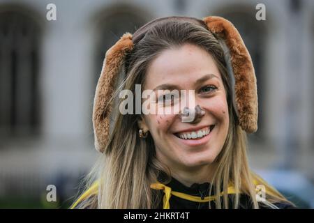 London, Großbritannien. 5th. Februar 2021. Neuseeländer und Freunde feiern den Waitangi Day, den Nationalfeiertag Neuseelands, auf dem Parliament Square mit einem Haka, dem zeremoniellen Tanz und viel Spaß, gefolgt von ihrer jährlichen Kneipentour im Zentrum von London. Kredit: Imageplotter/Alamy Live Nachrichten Stockfoto