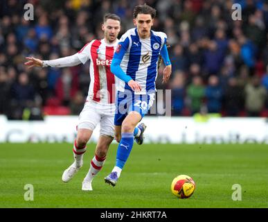 Stoke, England, 5th. Februar 2022. Tom Bayliss von Wigan Athletic während des Emirates FA Cup-Spiels im bet365 Stadium, Stoke. Bildnachweis sollte lauten: Andrew Yates / Sportimage Stockfoto