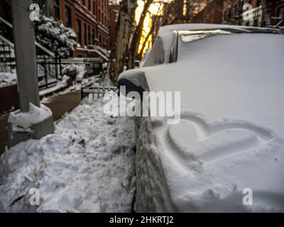 New York City Bownstone auf der oberen Ostseite von Manharran mit Herz im Schnee auf dem Auto geschrieben Stockfoto