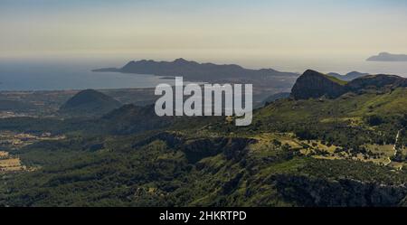 Luftaufnahme, Tramuntana-Gebirge und Bucht von Pollença, konischer Berg Puig de Maria, Pollença, Mallorca, Balearen, Spanien, Bay, es, Europa, A Stockfoto