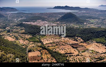 Luftaufnahme, Dorfansicht und Berg Puig de Maria mit Santuari de la Mare de Déu del Puig, ehemaliges Kloster und Kapelle, Pollença, Mallorca, Balear Stockfoto