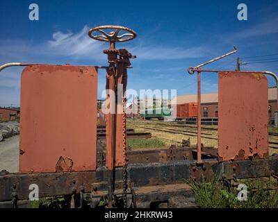 Alte Eisenbahnausrüstungen und Boxcars in einem ungenutzten Eisenhof, der einst der E&N Railway in Victoria, B.C. gehörte Stockfoto