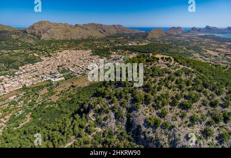 Luftaufnahme, Stadtansicht und Berg Puig de Maria mit Santuari de la Mare de Déu del Puig, ehemaliges Kloster und Kapelle, Tramuntana-Gebirge, Pollenç Stockfoto