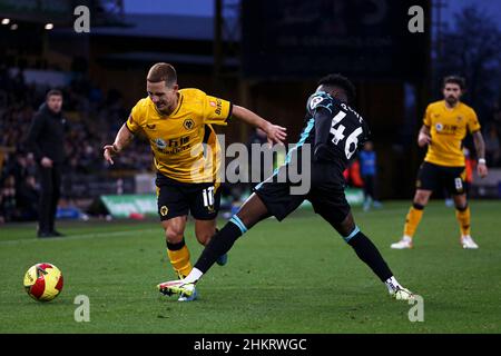 WOLVERHAMPTON, GROSSBRITANNIEN. FEB 5th Daniel Podence von Wolverhampton Wanderers meidet die Herausforderung von Jonathan Rowe von Norwich City während des FA Cup 4th-Runden-Spiels zwischen Wolverhampton Wanderers und Norwich City am Samstag, den 5th. Februar 2022 in Molineux, Wolverhampton. (Kredit: Kieran Riley | MI Nachrichten) Kredit: MI Nachrichten & Sport /Alamy Live Nachrichten Stockfoto