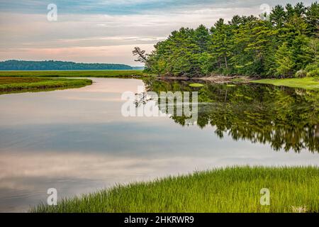 Die Scarborough Marsh in Maine an einem bewölkten Sommertag Stockfoto