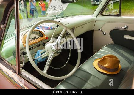 Armaturenbrett und Sitz mit Strohhut im Vintage-Stil auf der amerikanischen Oldtimer-Show Stockfoto