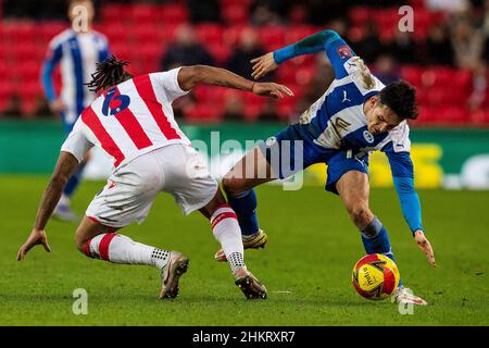 Stoke on Trent, Großbritannien. 05th. Februar 2022. Gwion Edwards #7 von Wigan Athletic wurde am 2/5/2022 von Liam Moore #6 von Stoke City in Stoke-on-Trent, Großbritannien herausgefordert. (Foto von Mike Morese/News Images/Sipa USA) Quelle: SIPA USA/Alamy Live News Stockfoto