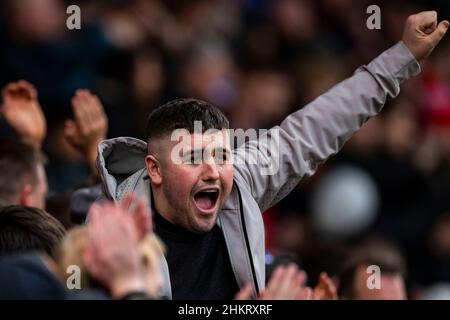 Stoke on Trent, Großbritannien. 05th. Februar 2022. Wigan-Fan in Stoke-on-Trent, Vereinigtes Königreich am 2/5/2022. (Foto von Mike Morese/News Images/Sipa USA) Quelle: SIPA USA/Alamy Live News Stockfoto