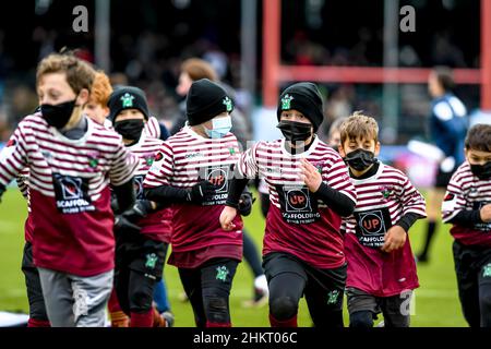 London, Großbritannien. 05th. Februar 2022. Schulen Rugby-Teams beim Gallagher Premiership Rugby-Spiel zwischen Saracens und Bath Rugby im StoneX Stadium, London, England am 5. Februar 2022. Foto von Phil Hutchinson. Nur zur redaktionellen Verwendung, Lizenz für kommerzielle Nutzung erforderlich. Keine Verwendung bei Wetten, Spielen oder Veröffentlichungen einzelner Clubs/Vereine/Spieler. Kredit: UK Sports Pics Ltd/Alamy Live Nachrichten Stockfoto