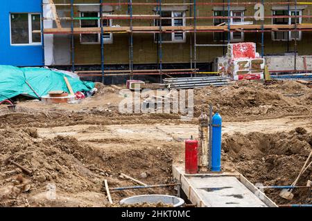 Gasschweißzylinder auf der Baustelle, Metallzylinder mit Flüssiggas-Sauerstoff, Helium, Argon zum Schweißen. Stockfoto