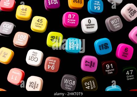 Eine Reihe von farbigen Markern, mehrfarbigen Markern, eine Draufsicht auf einem türkisfarbenen Hintergrund, das Konzept der Färbung und künstlerische Kreativität. Stockfoto