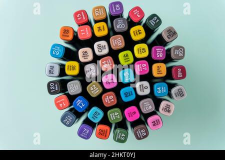 Eine Reihe von farbigen Markern, mehrfarbigen Markern, eine Draufsicht auf einem türkisfarbenen Hintergrund, das Konzept der Färbung und künstlerische Kreativität. Stockfoto