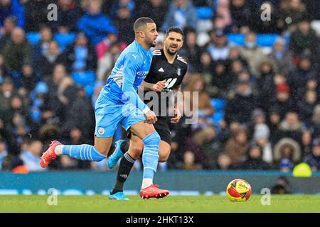 Manchester, Großbritannien. 05th. Februar 2022. Kyle Walker #2 von Manchester City läuft mit dem Ball Credit: News Bilder /Alamy Live News Stockfoto