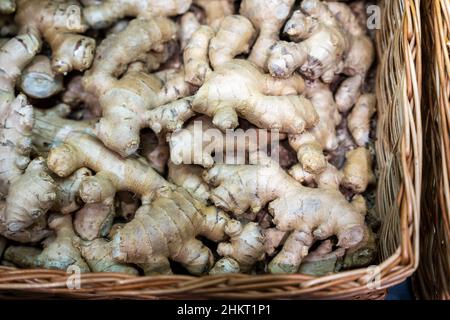 Ingwer in einem Korb an der Theke des Supermarktes, verkaufen Ingwerwurzeln in einem Gemüseladen. Stockfoto